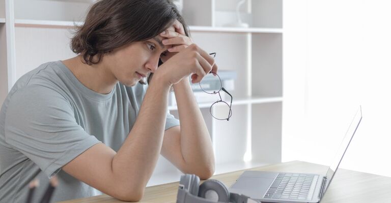 Un ragazzo triste a computer
