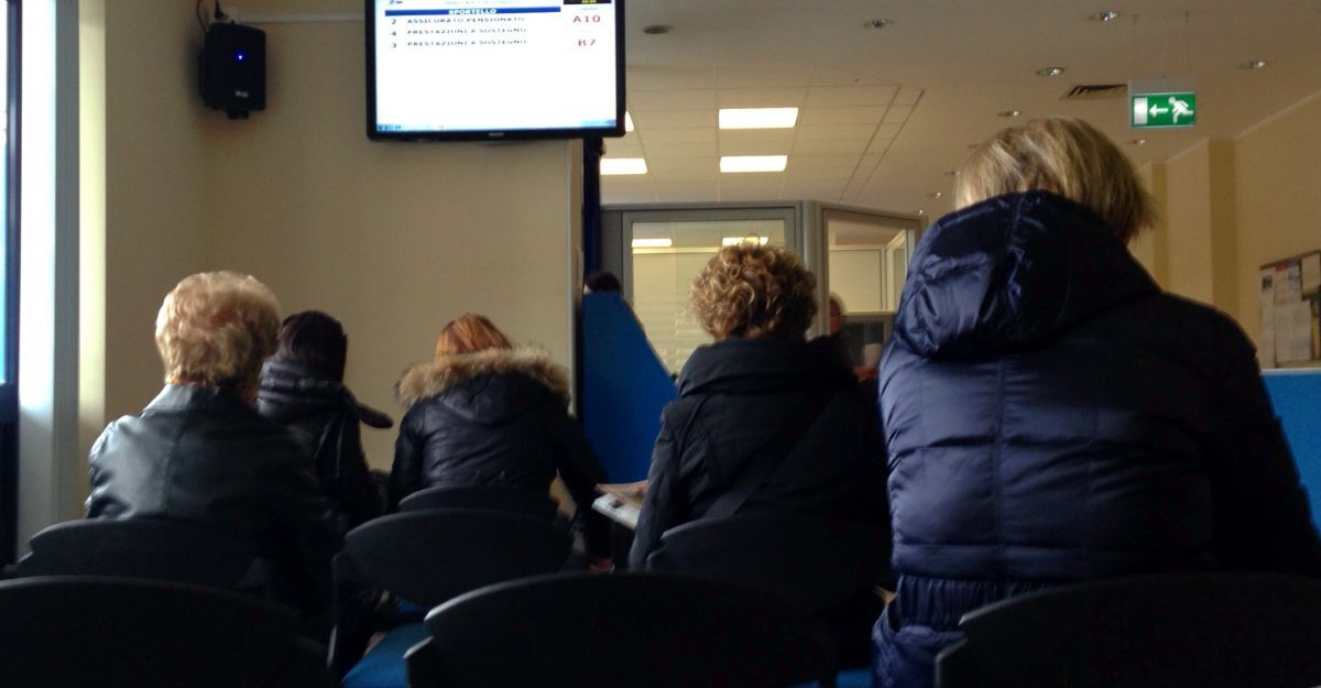Delle persone anziane in attesa dal medico