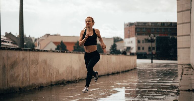 Una ragazza che corre