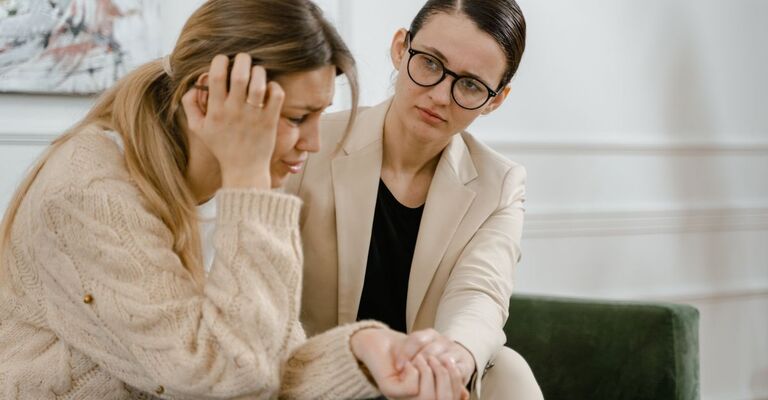 Un medico da sostegno ad una ragazza