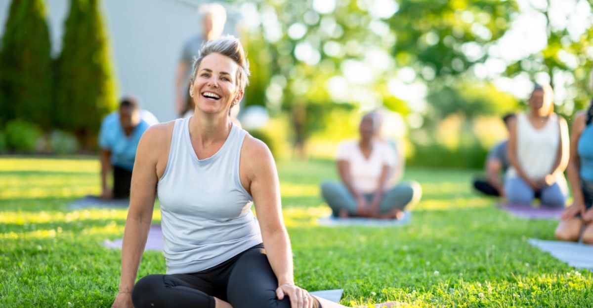 donna ride mentre fa yoga