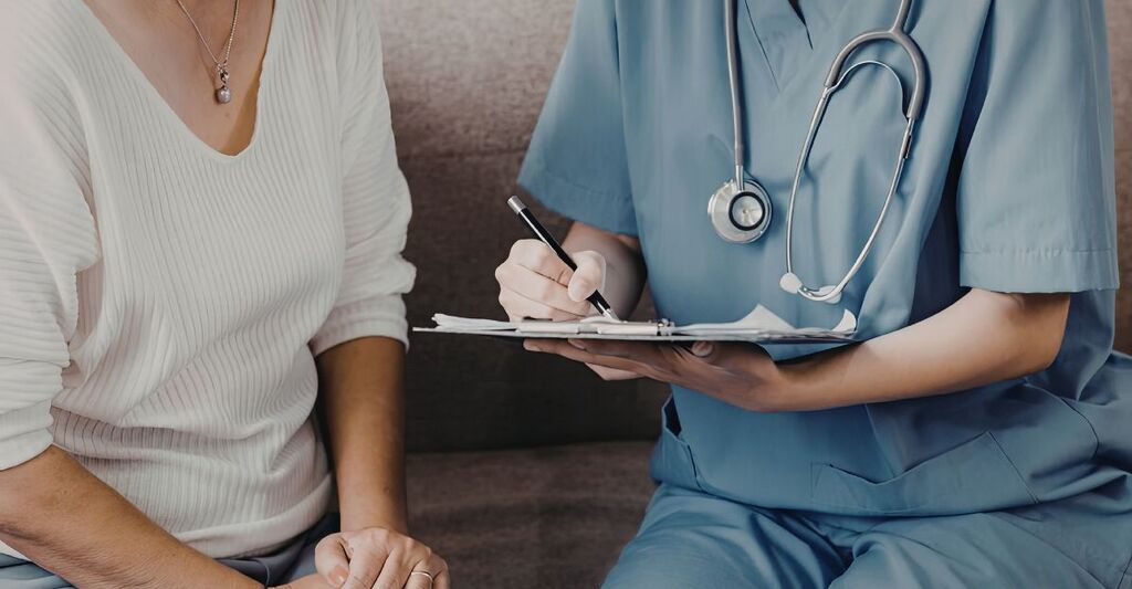 un medico parla con una paziente