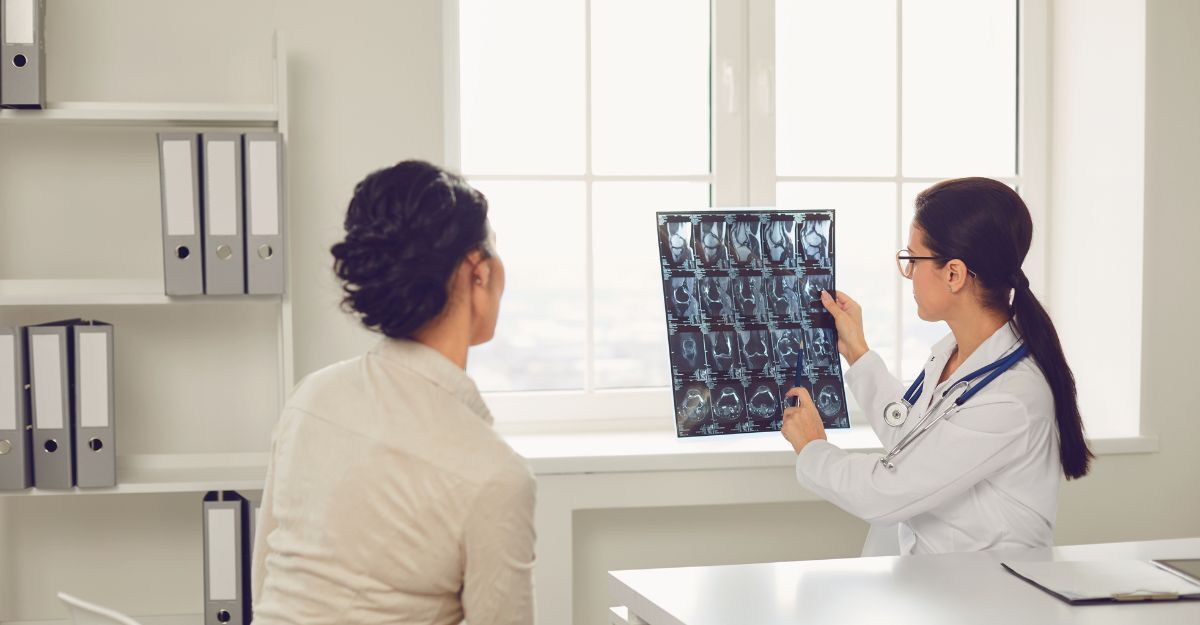 medico controlla RM con paziente