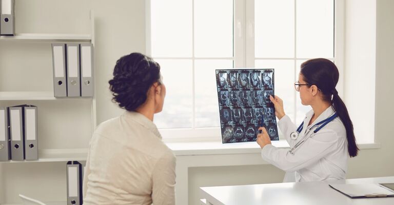 medico controlla RM con paziente