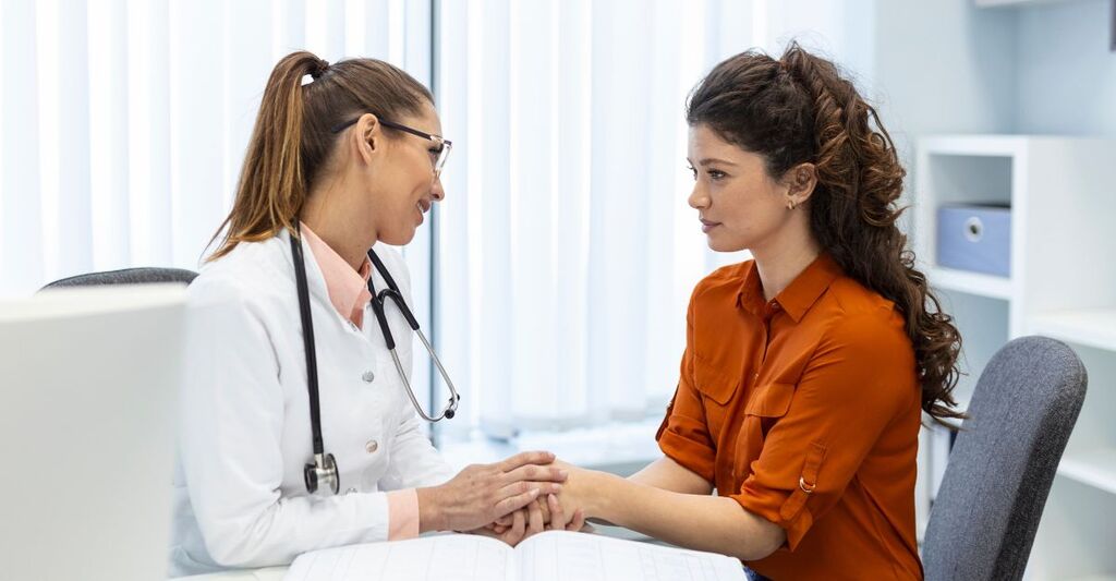 medico tiene le mani di una paziente