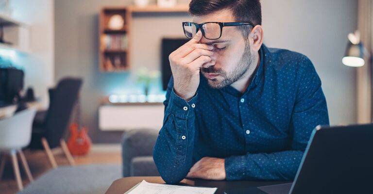 ragazzo al pc, non riesce a concentrarsi