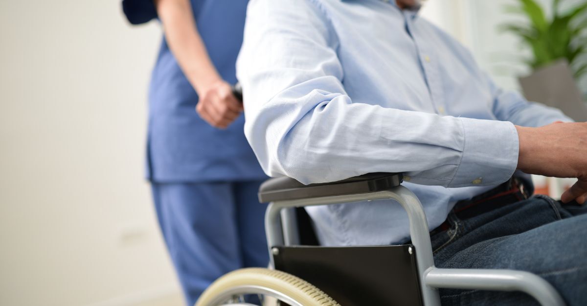 Una persona che spinge la carrozzina di un paziente invalido