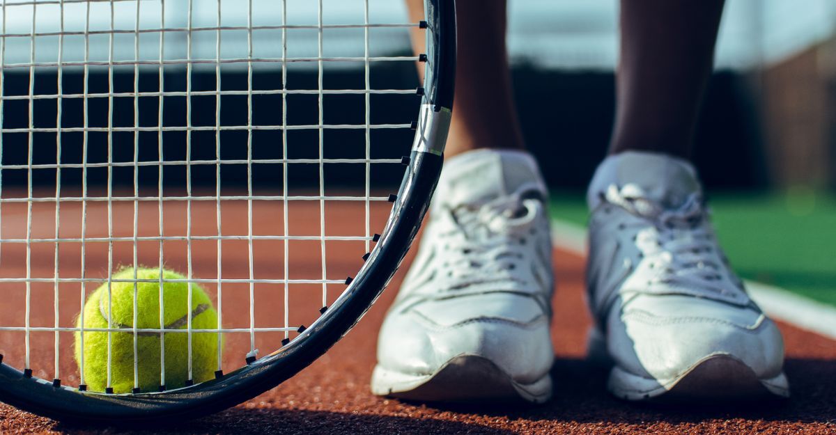 racchetta da tennis e piedi di una tennista