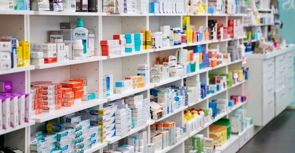 Uno scaffale di una farmacia