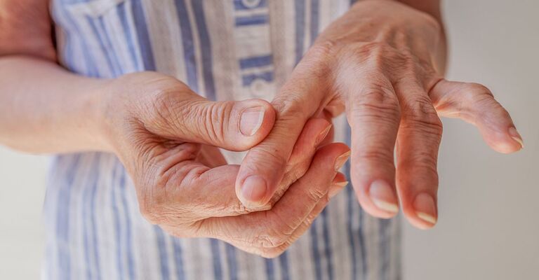 La mano di una persona anziana