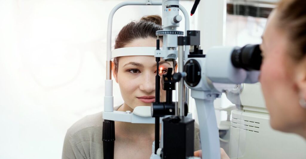 donna fa visita dall'oculista