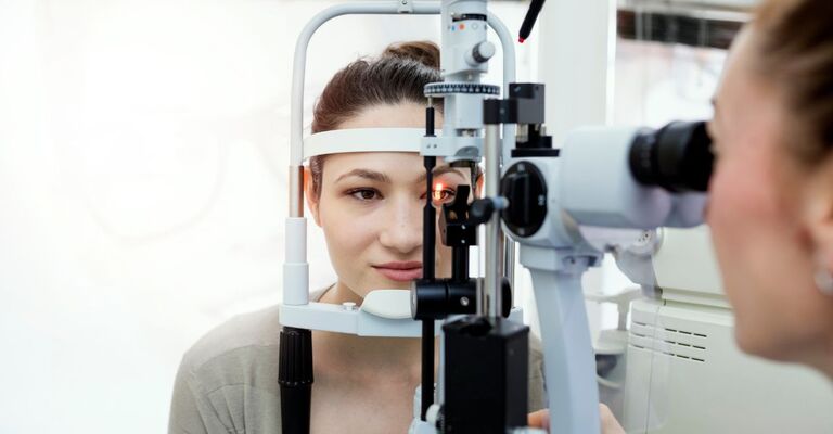 donna fa visita dall'oculista
