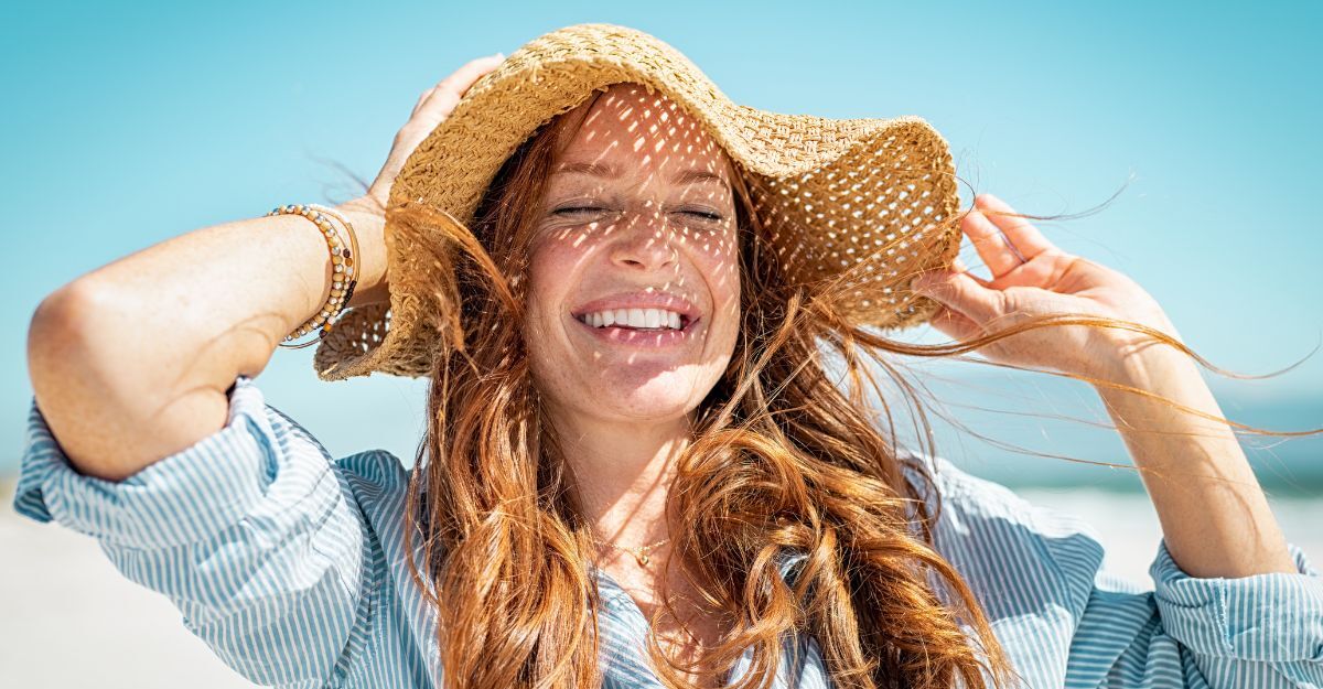 donna col cappello da sole, ride