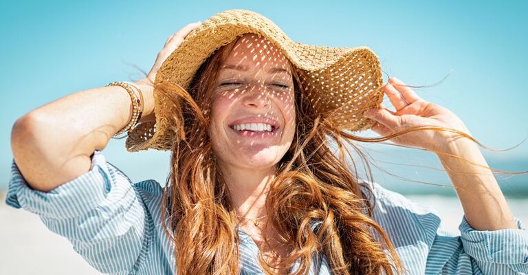 donna col cappello da sole, ride