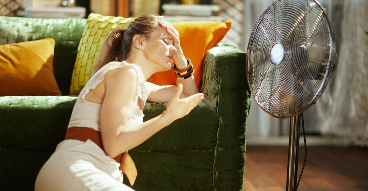 Una donna accaldata davanti al ventilatore