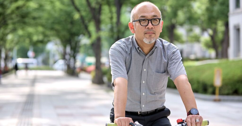 uomo di mezza età va in bicicletta