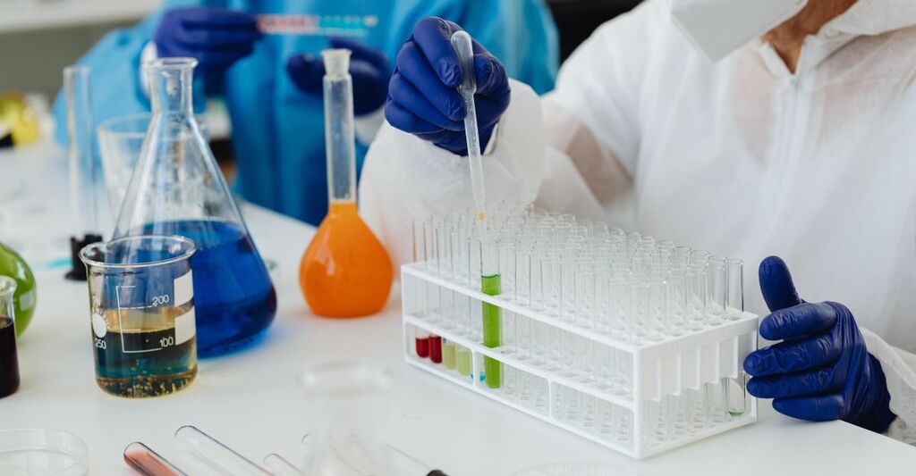 Un team di ricerca che conduce un esperimento