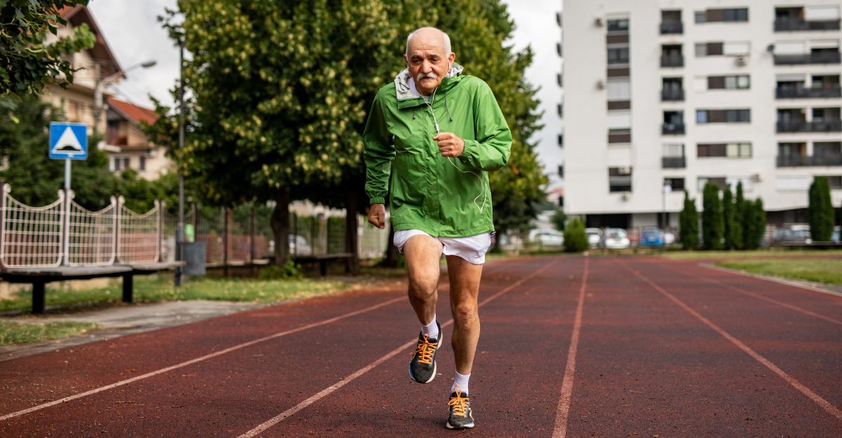 Un anziano che corre