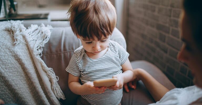 bimbo guarda lo smartphone