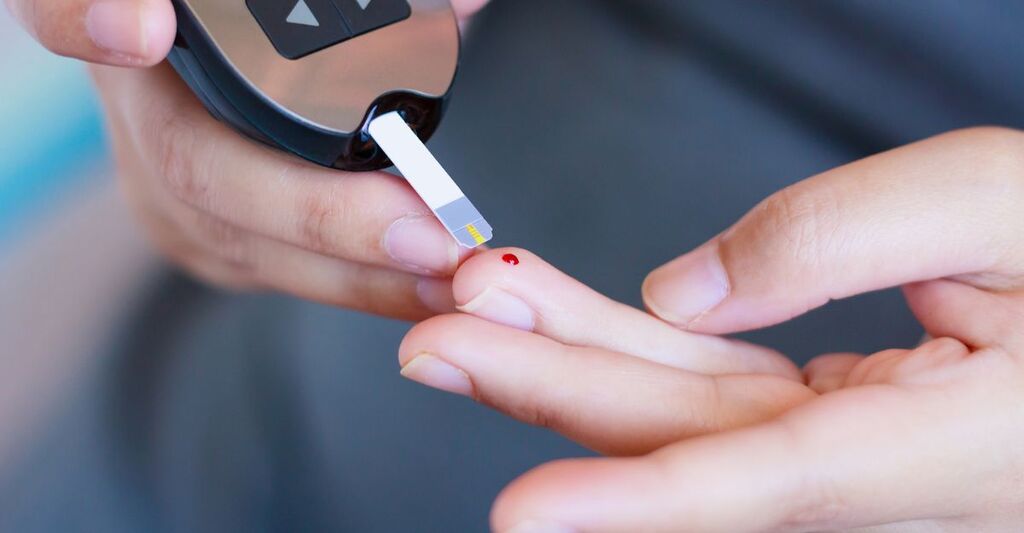 Una persona con il pungidito per il diabete