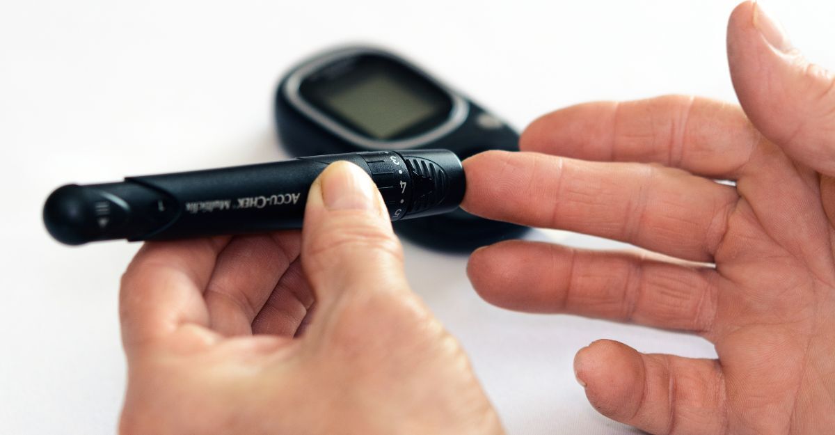Una persona con il pungidito per il diabete