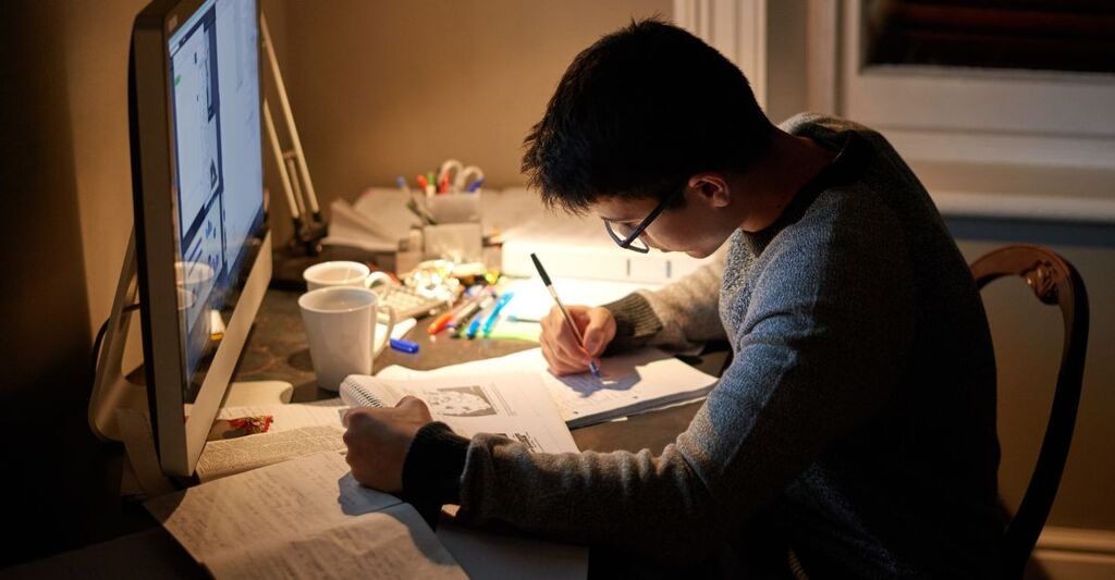 Un ragazzo che studia di notte