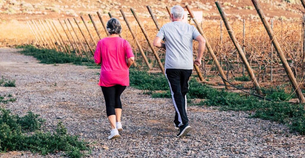 Due anziani che fanno jogging