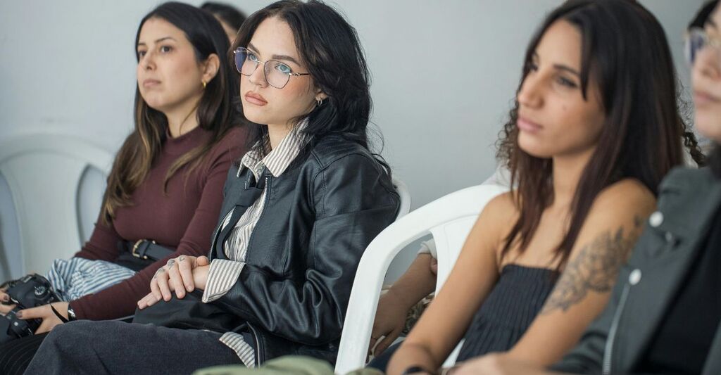 Delle ragazze attente ad una lezione
