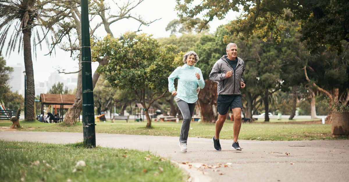 Due signore anziani che fanno jogging