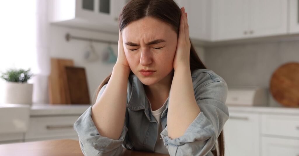 ragazza si tiene la testa confusa