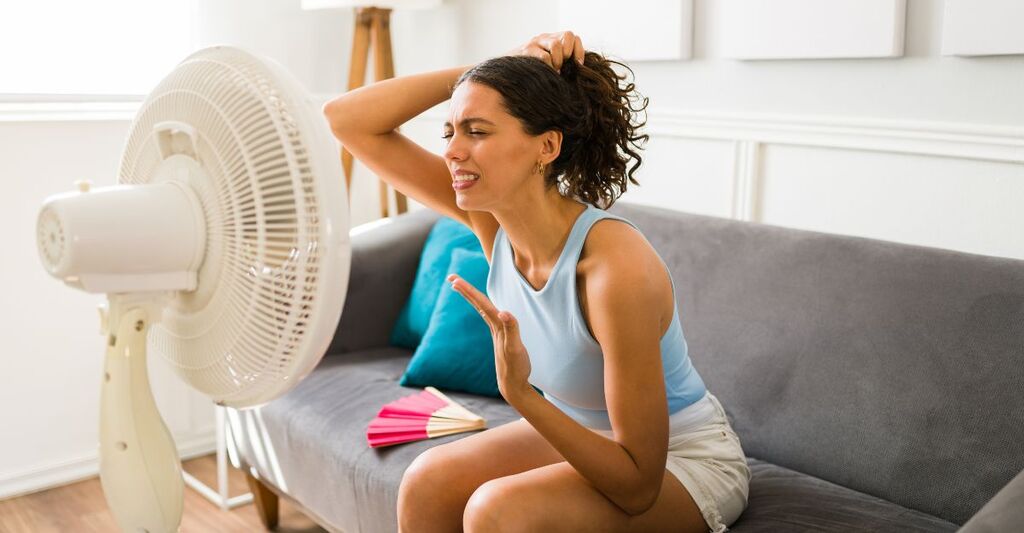 ragazza si rinfresca con ventilatore