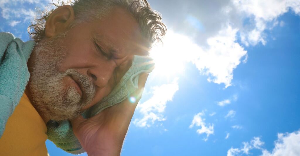 uomo accaldato sotto al sole