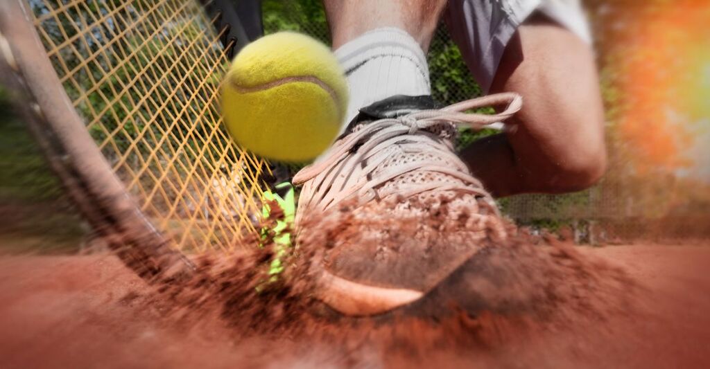 Una racchetta da tennis che colpisce una pallina