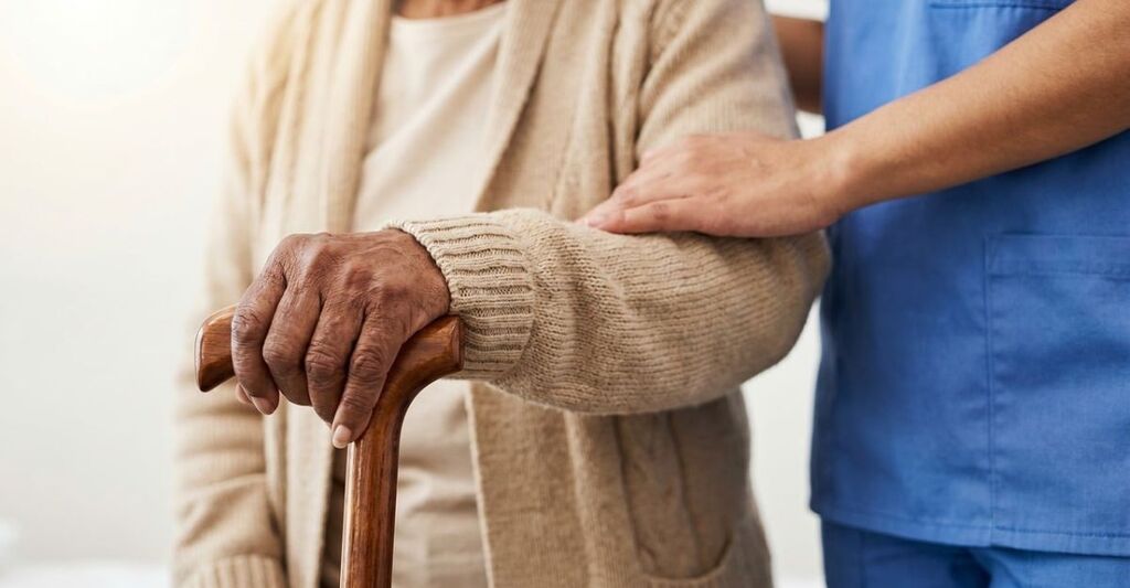 caregiver tiene la mano di una persona anziana