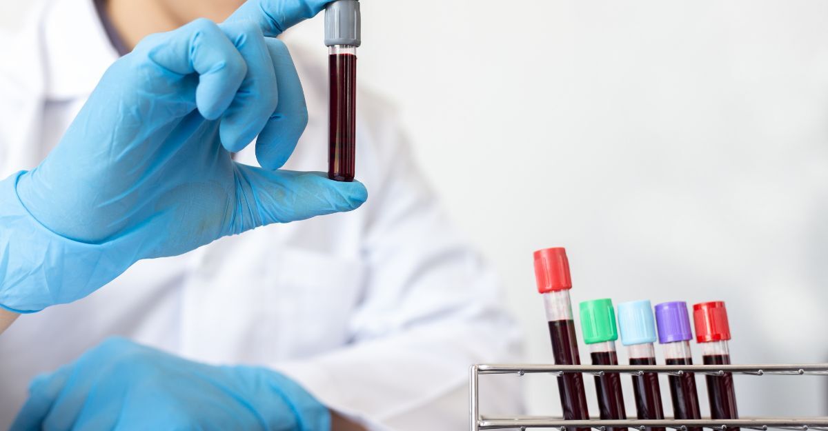 Un medico che tiene in mano una fiala di sangue
