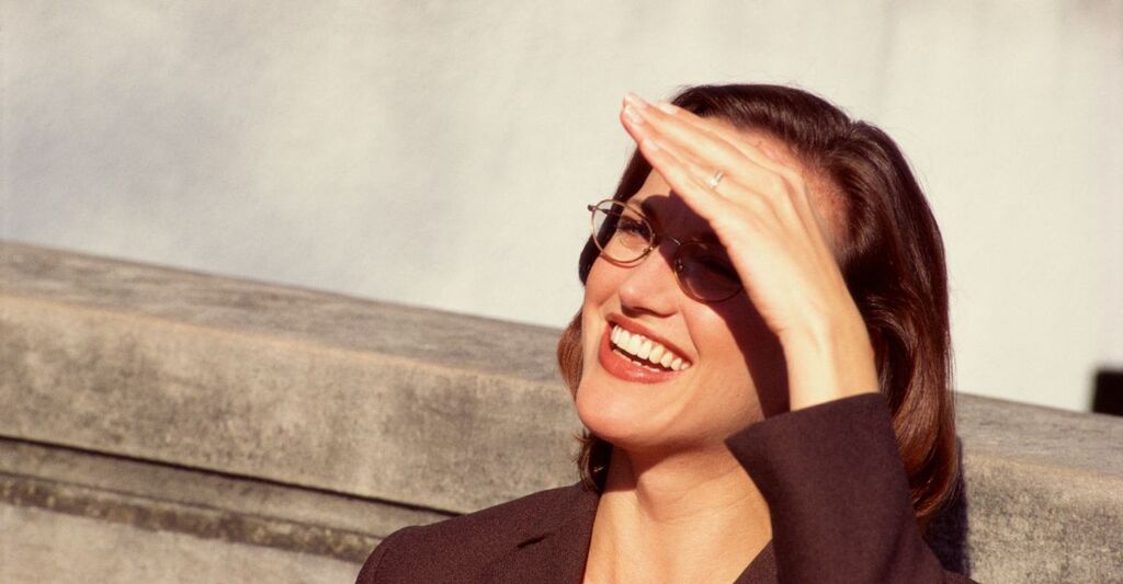 ragazza si scherma gli occhi dal sole