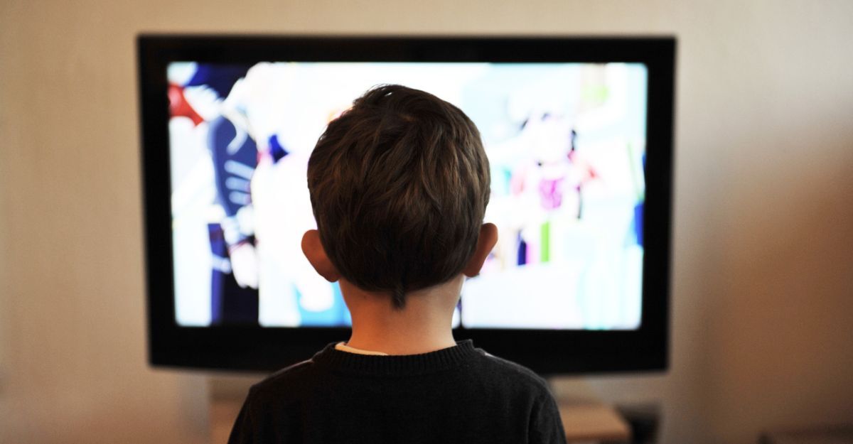 Un bambino davanti alla tv