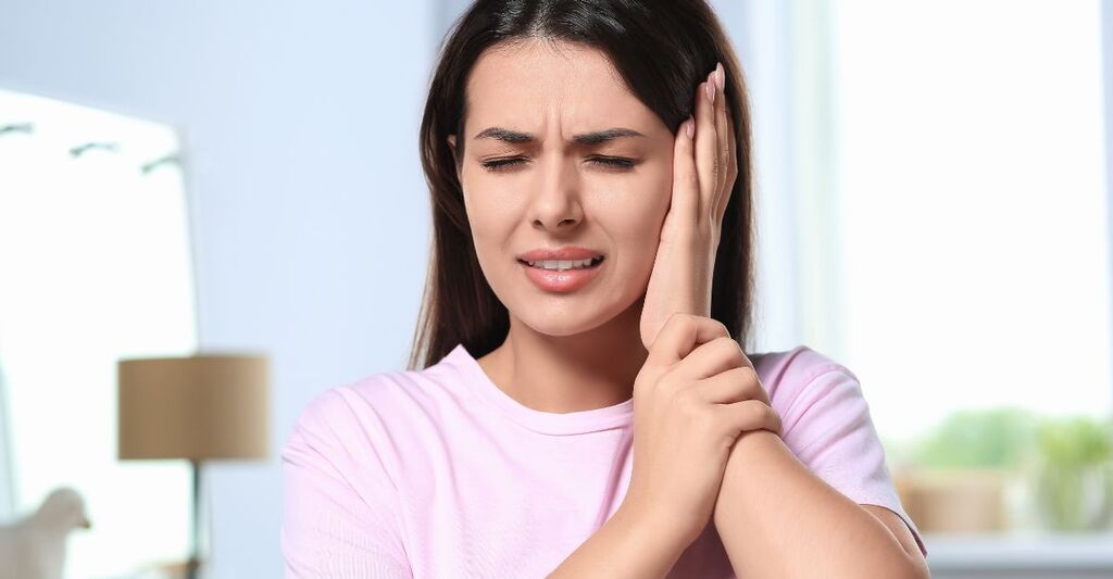 Una donna con acufene