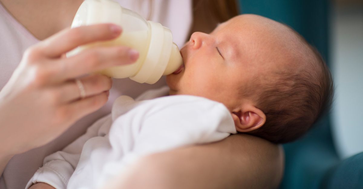 Un neonato che beve dal biberon