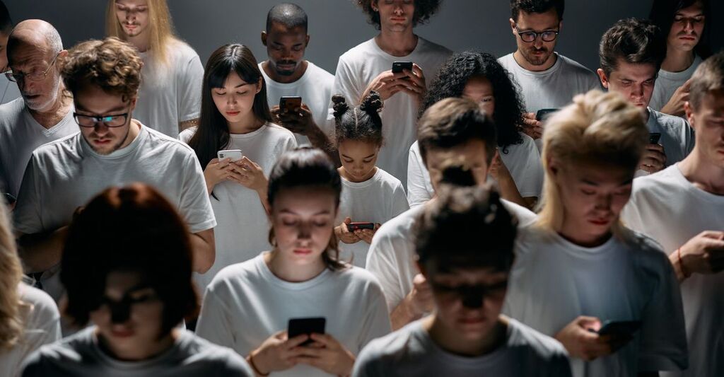 Delle persone che guardano il telefono