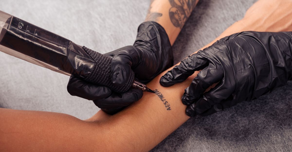 Un tatuatore che fa un tatuaggio ad una persona