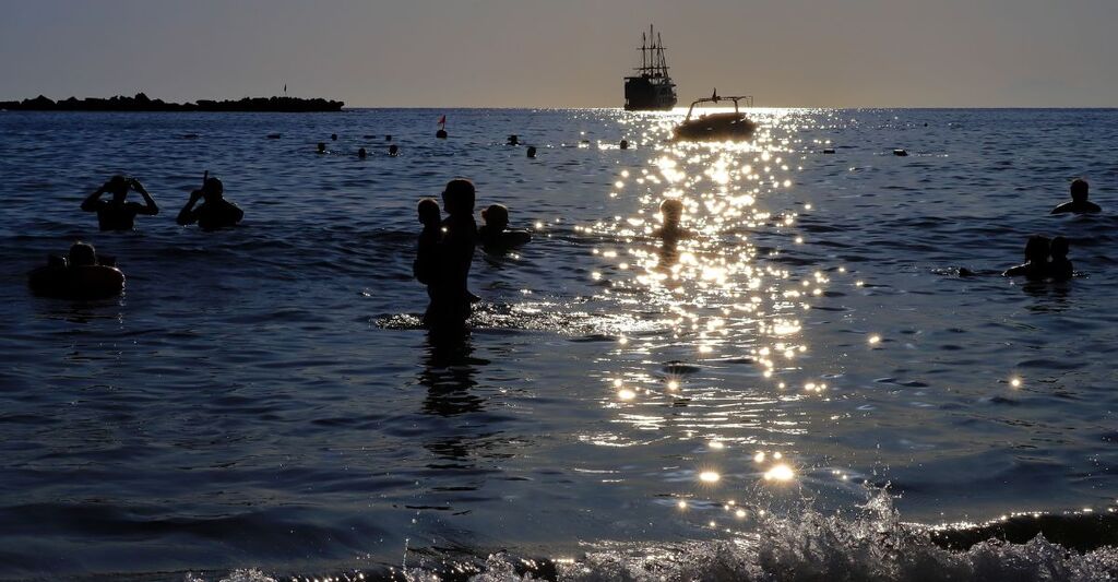 Delle persone che fanno il bagno nel mare