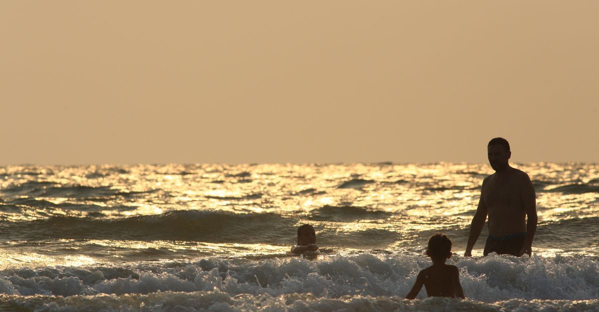 Delle persone che fanno il bagno nel mare