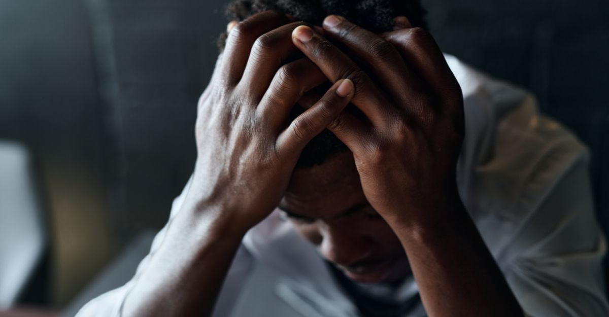 ragazzo depresso, si tiene la testa