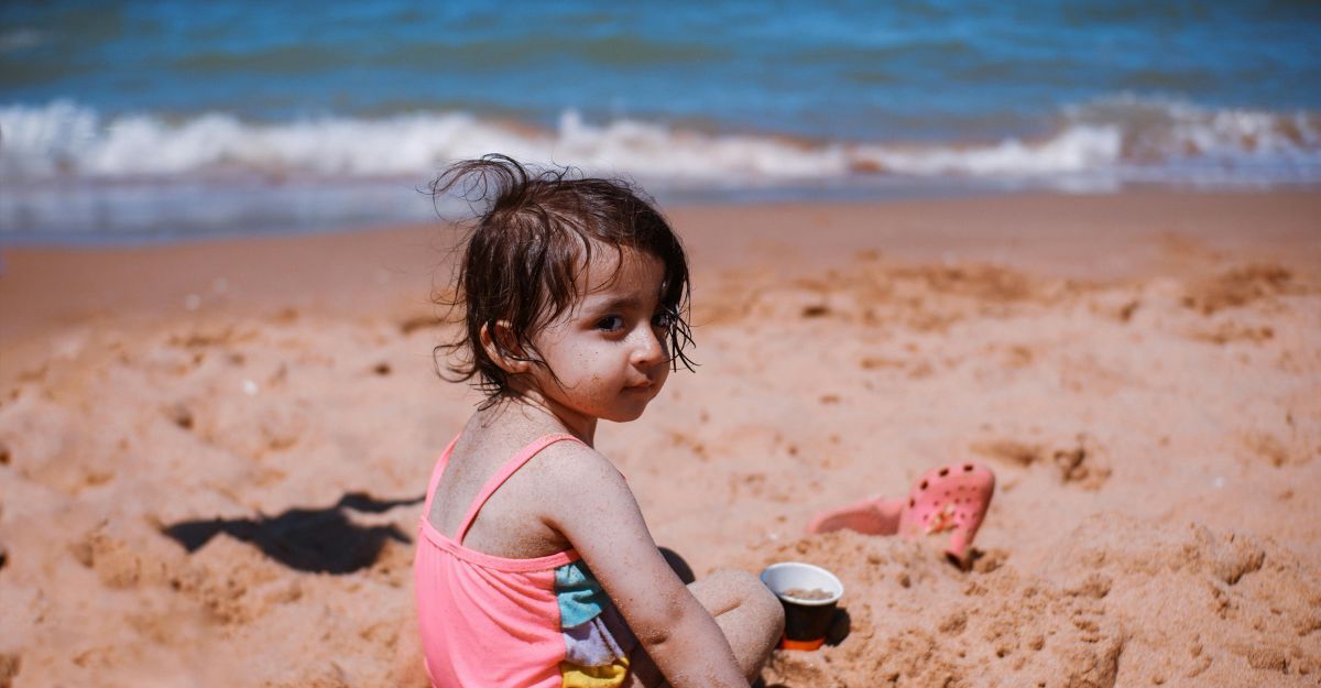 Una bambina in spiaggia