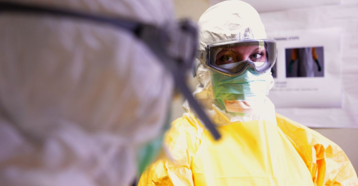Due medici vestiti da pandemia