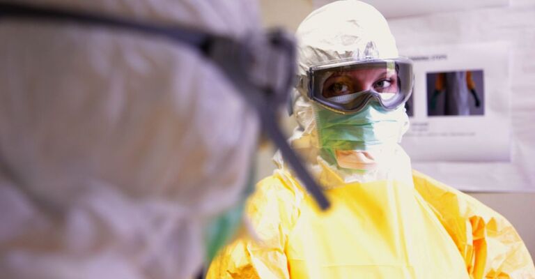 Due medici vestiti da pandemia