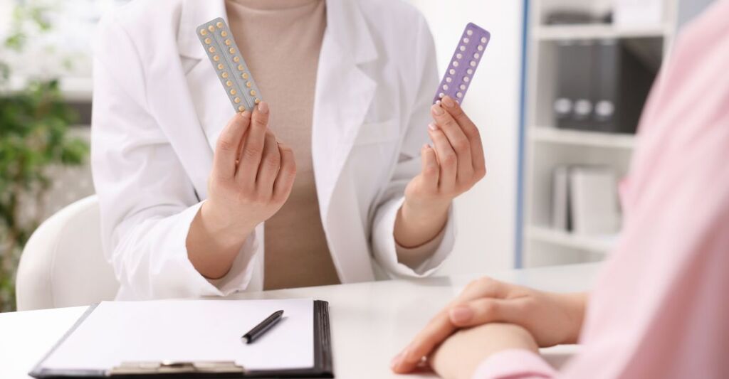 Una ginecologa davanti ad una paziente con in mano due contraccettivi