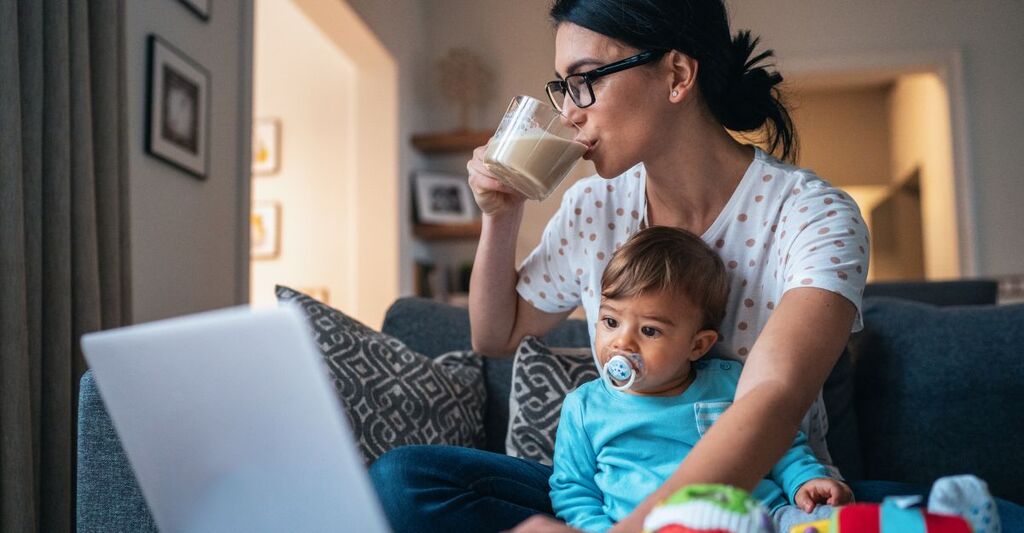 Madre lavoratrice con bambino