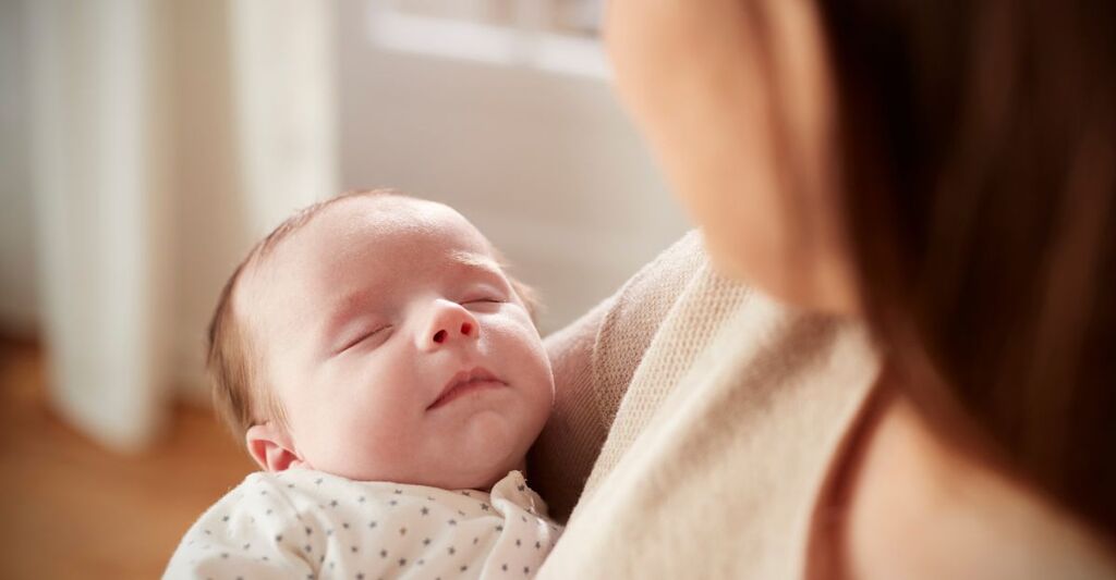 Un neonato in braccio alla madre